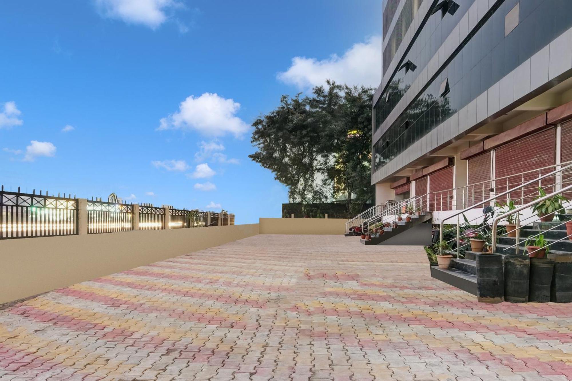 Townhouse Oak Sarusajai Stadium Dispur Екстер'єр фото